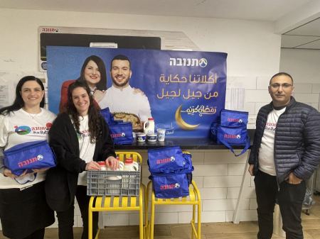 تنوفا توزع مئات الرزم على العائلات المستورة